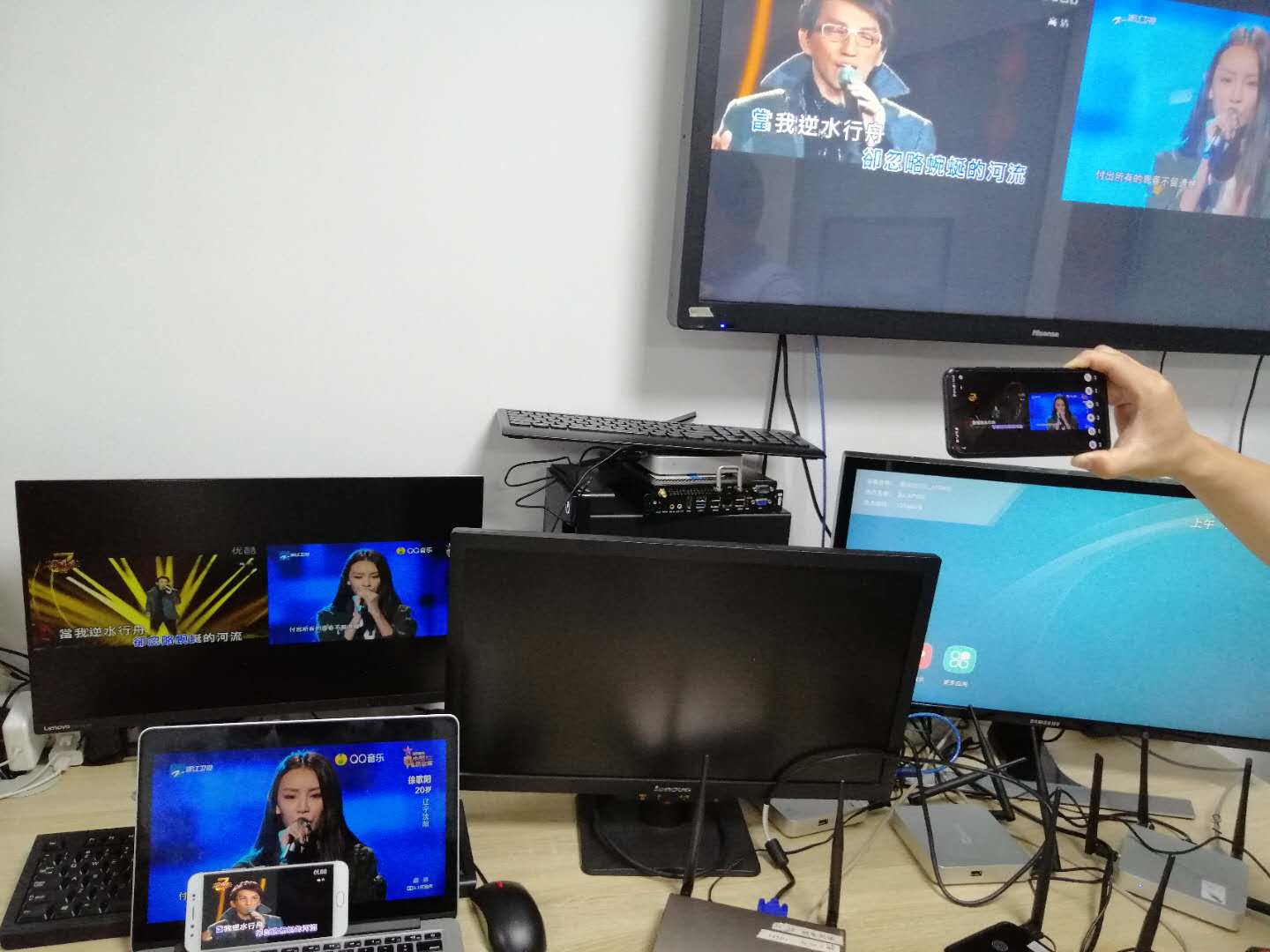 手機(jī)、平板、筆記本、電腦投屏到大屏幕的同時投屏到其余的手機(jī)、平板、筆記本、電腦